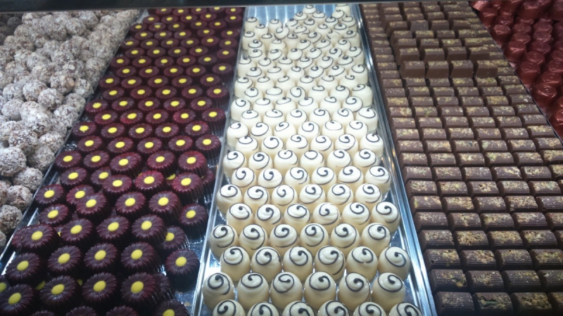 vitrine-MANDELIEU LA NAPOULE-min_chocolates_milk_chocolate_white_chocolate_truffles_candy_food_treat_cacao-1213769